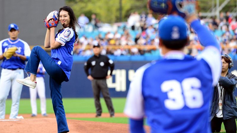 妻の2017年引退試合での始球式シーン