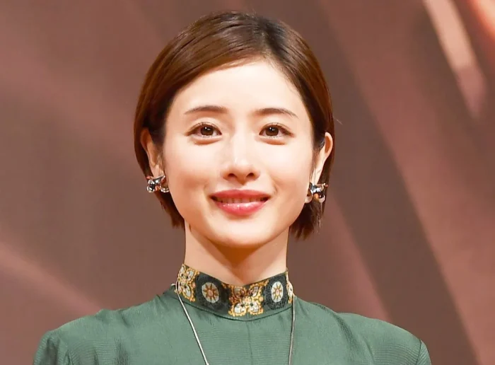 「石原さとみ似」という噂はどこから来たのか？