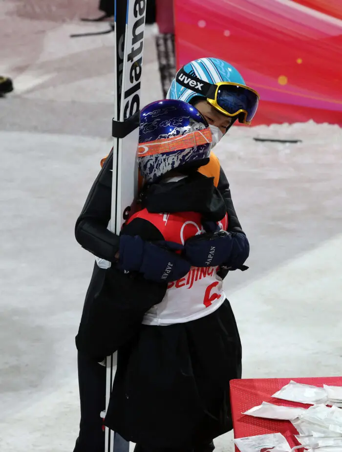 小林陵侑 高梨沙羅 仲良しなぜ｜北京五輪のハグと“同い年の代表仲間”