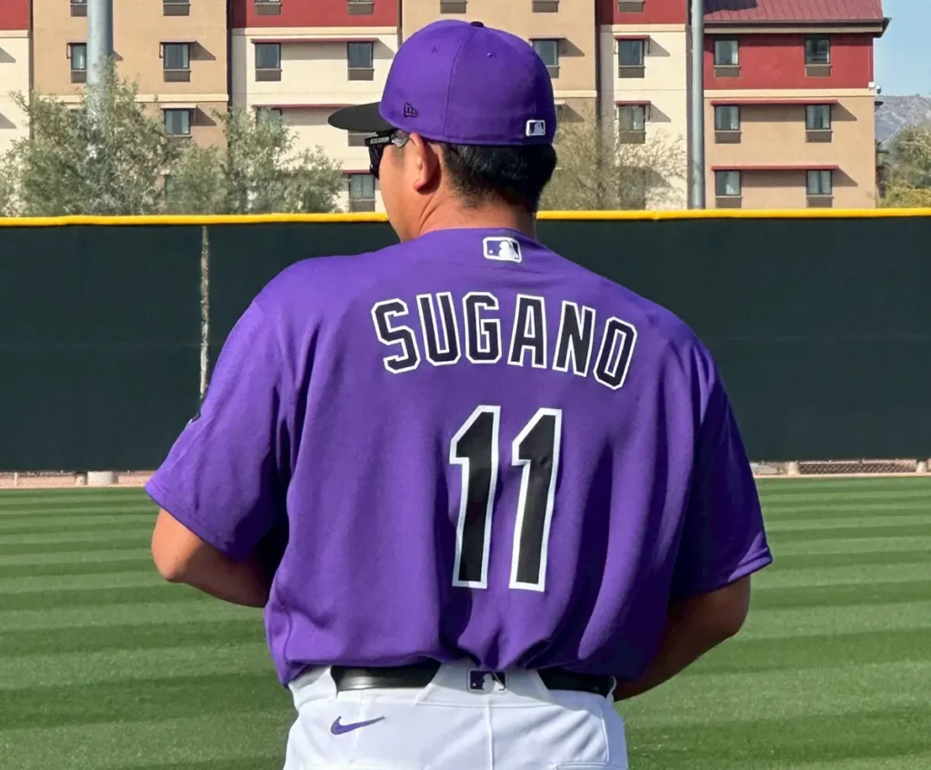 背番11が刻まれたロッキーズの紫色のユニホームを着て練習に参加した菅野智之（撮影・笹田 幸嗣通信員） - スポニチ Sponichi Annex 野球