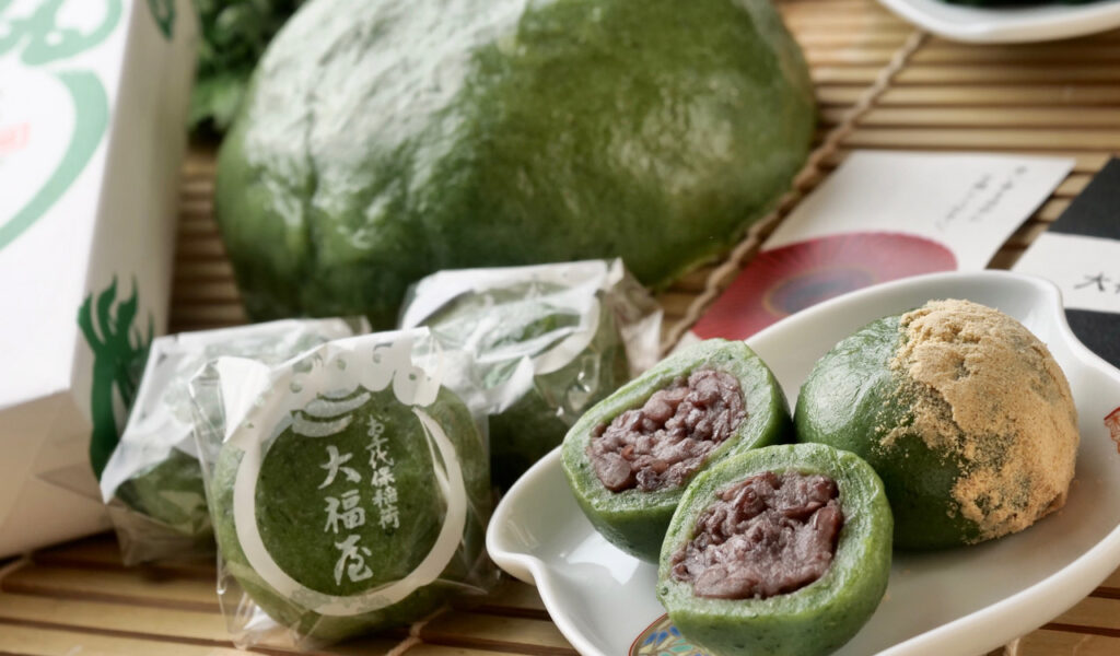 鮮やかな緑色の草餅（よもぎ餅）